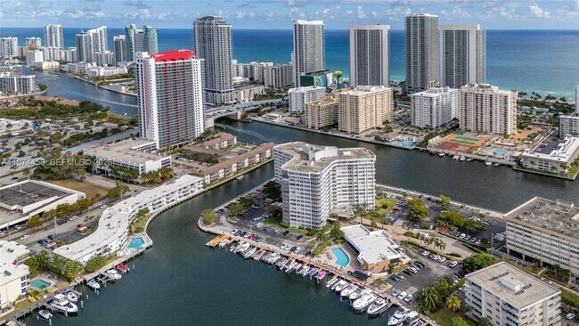 Foto del edificio - 100 Golden Isles Dr