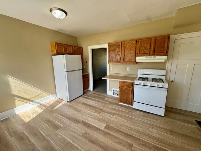 Building Photo - Updated 2BR Townhome Across from Stephens Park