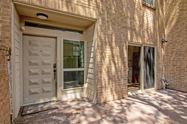 Building Photo - 2066 Augusta Dr