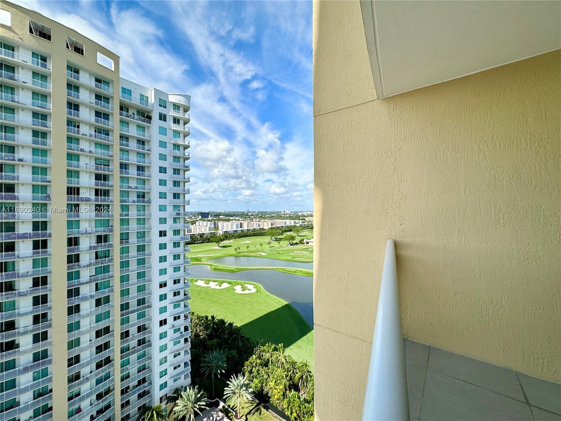 Foto principal - 1755 E Hallandale Beach Blvd