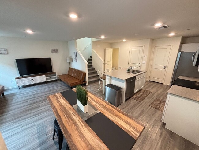 Foto del edificio - Gorgeous 3Bed/2.5Bath/2Car Townhome located in Southwest Las Vegas- Make the Move for Less: $300 ...