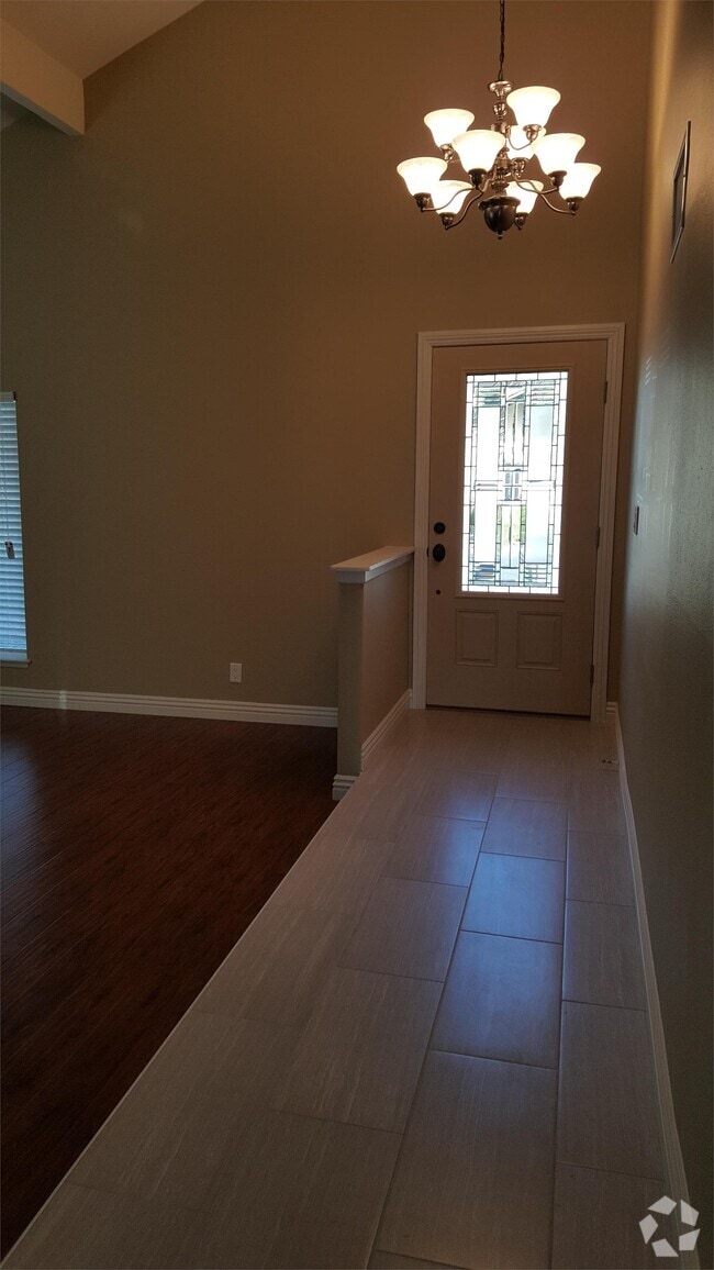 Building Photo - 2131 El Rancho Dr
