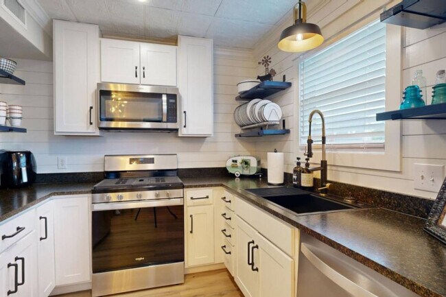 Building Photo - 512 Camp Ct