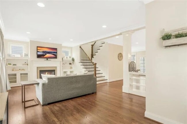 Building Photo - Spacious 3bd/2.5ba Home w/ Fenced Backyard in Great Location!