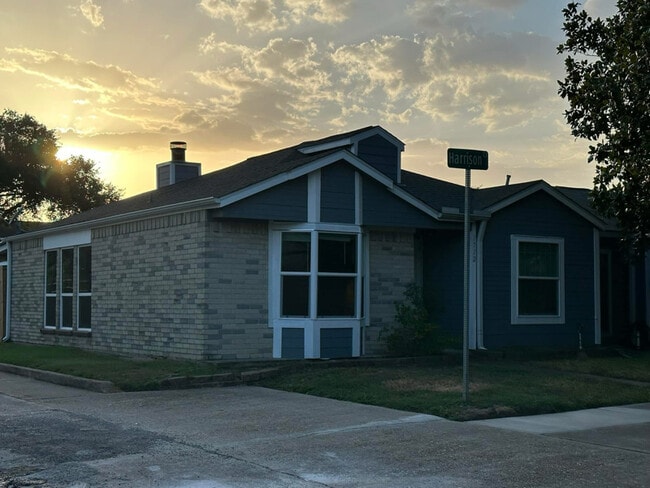 Building Photo - 1712 Harrison Ct