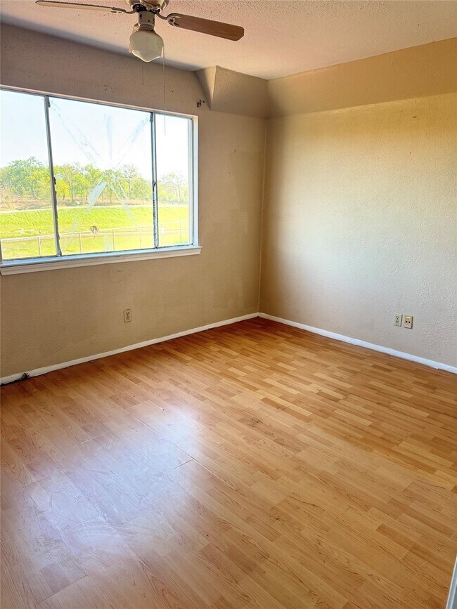 Foto del edificio - 7818 Grove Ridge Dr