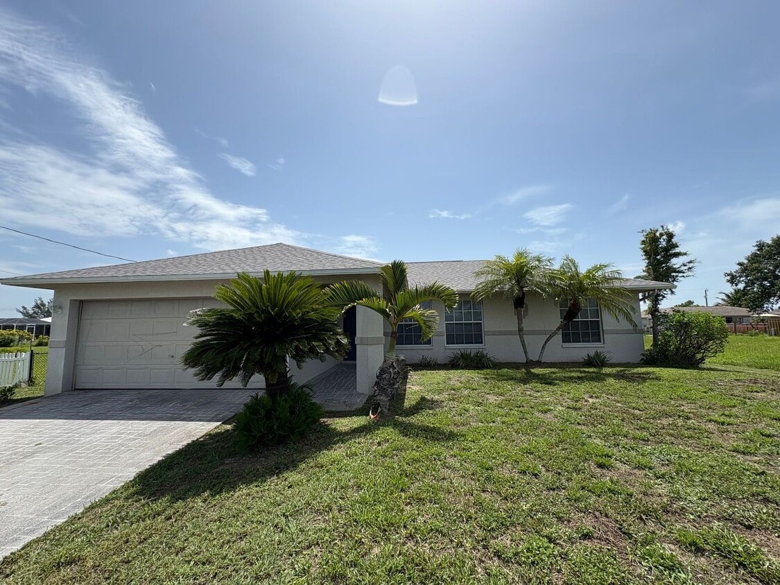 Primary Photo - Freshly painted 3 bed 2 bath home w/fenced...