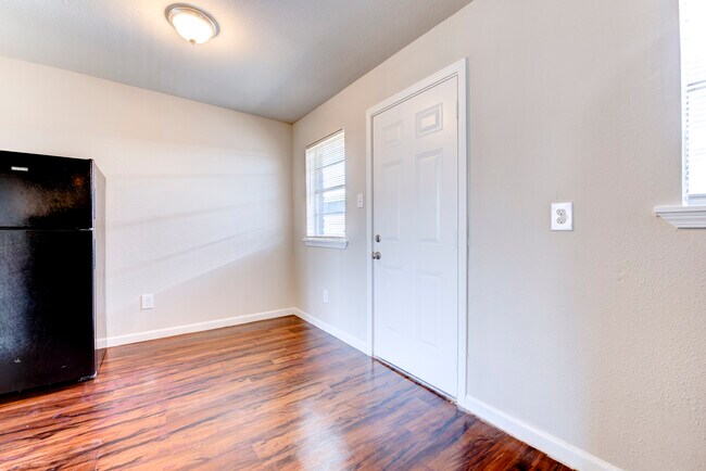 Building Photo - Courtyard Living