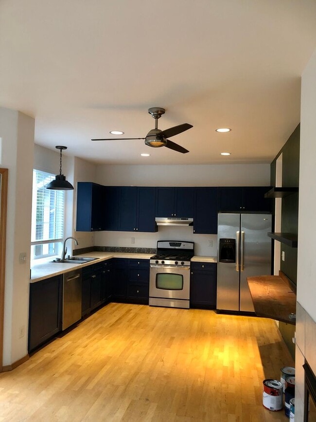 Building Photo - Cute Poulsbo Townhouse