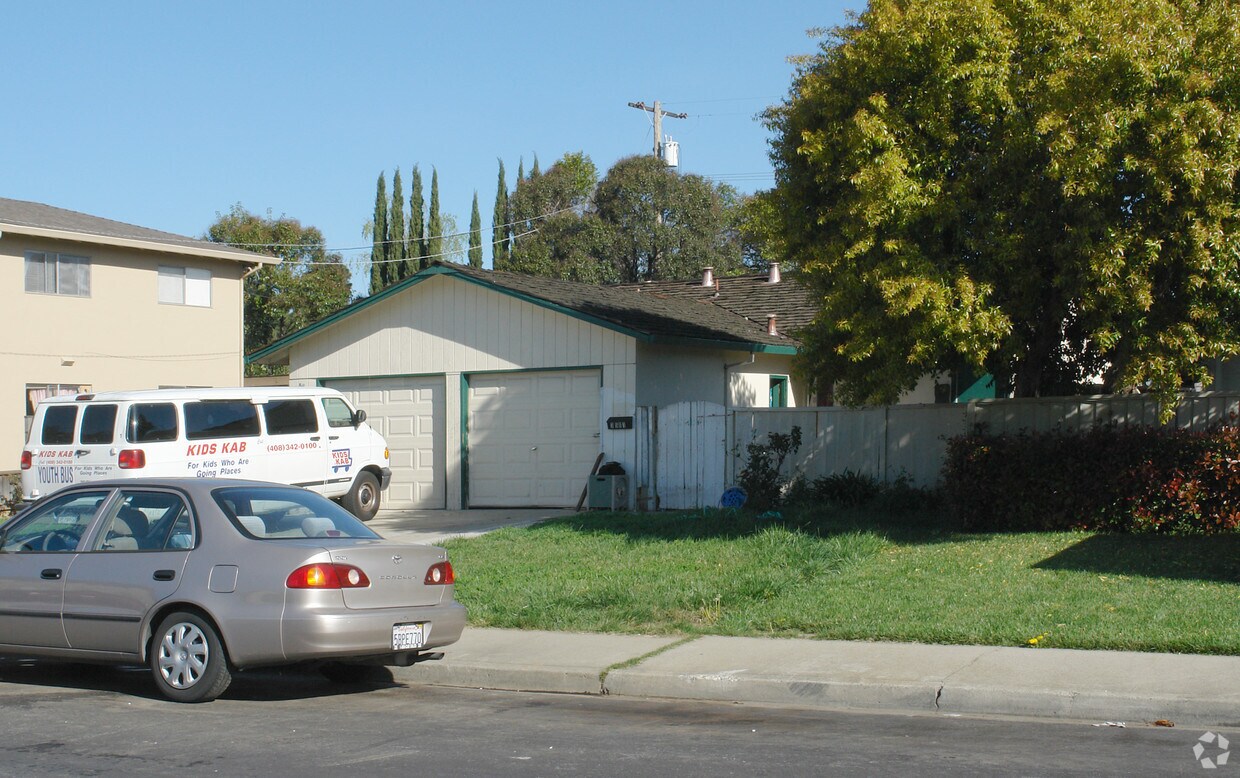 Building Photo - 3581-3583 Brookdale Dr