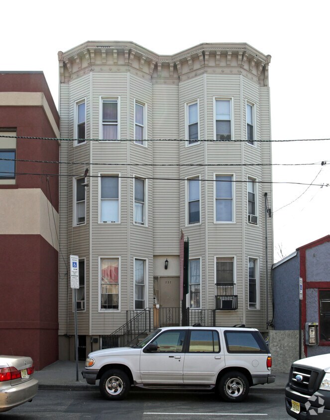 Foto del edificio - 737 Communipaw Ave
