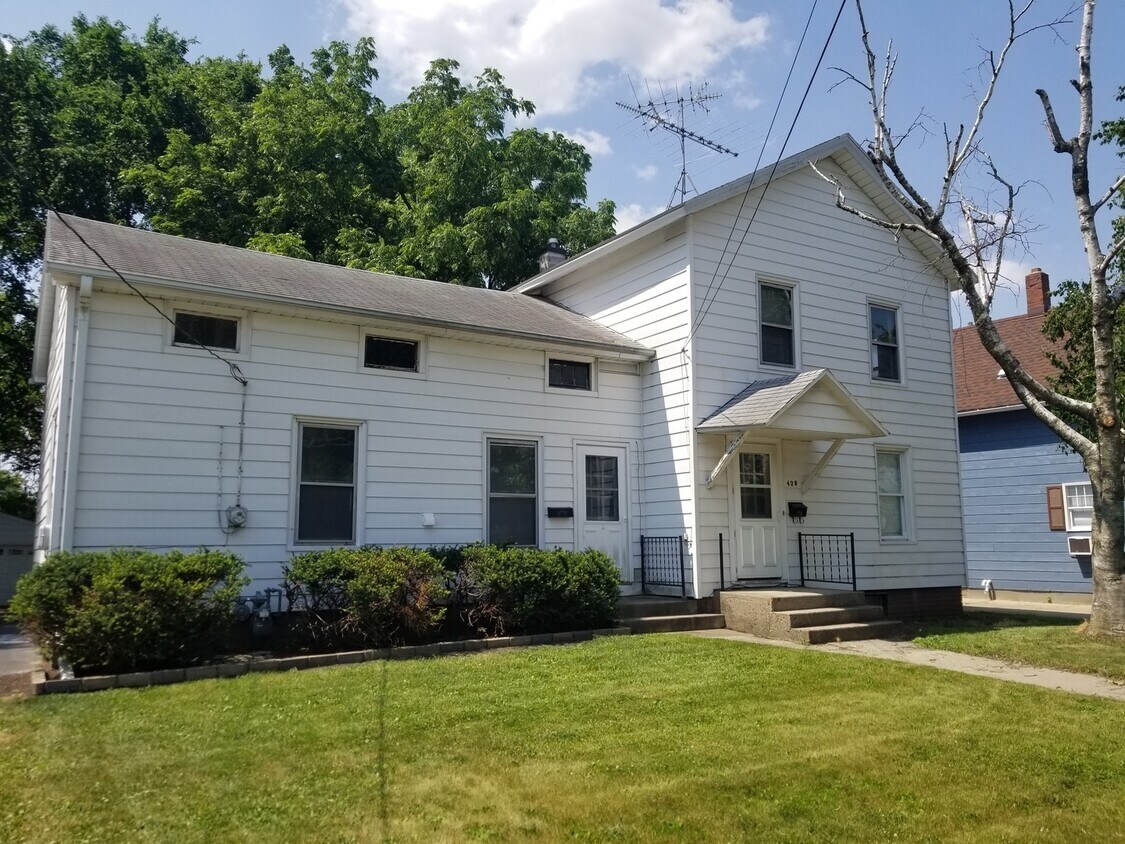 428 W High St Unit B, Sycamore, IL 60178 Condo for Rent in Sycamore