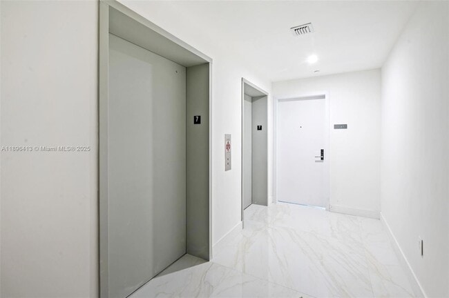 Building Photo - 700 NE 24th St