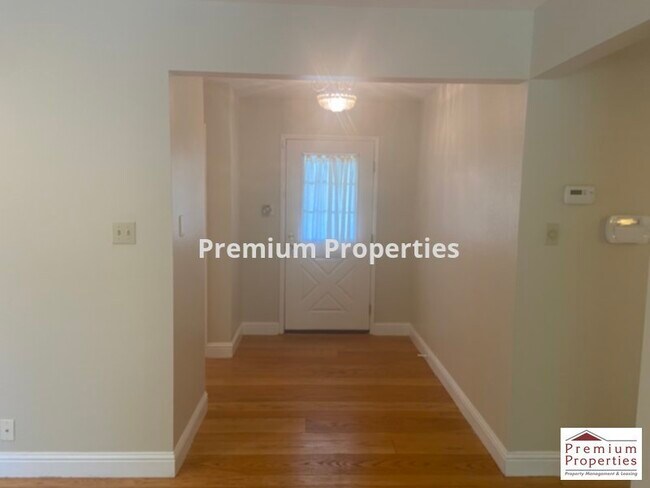 Building Photo - 2833 San Antonio Dr