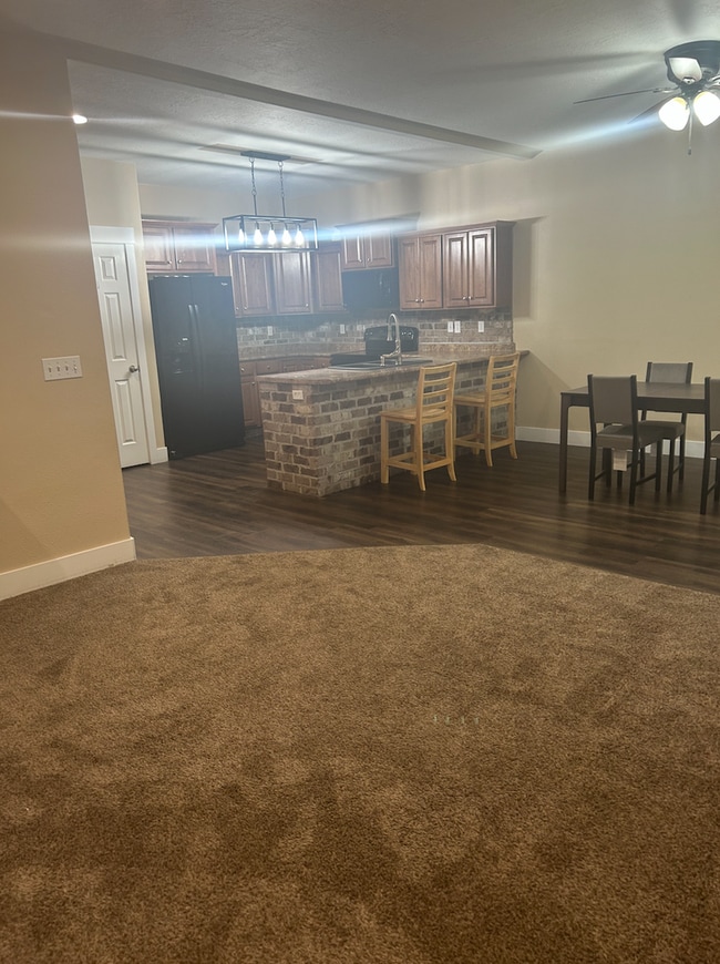 Building Photo - Modern Three Bedroom Townhouse