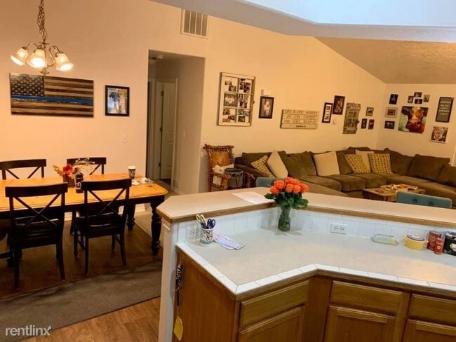 Foto del edificio - 4 br, 3 bath House - 525 W. Palmer Dr.