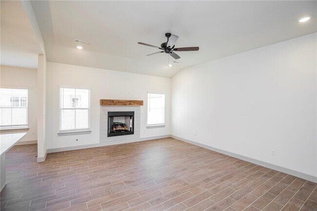 Building Photo - 948 Parker Ln