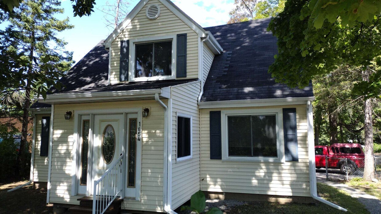 Foto principal - 1654 Lake Lansing Rd