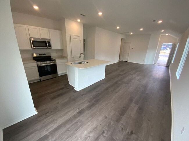 Building Photo - 8101 Donna Dr