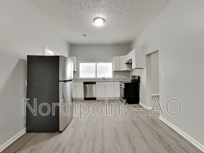 Building Photo - 242 Dogwood Ave