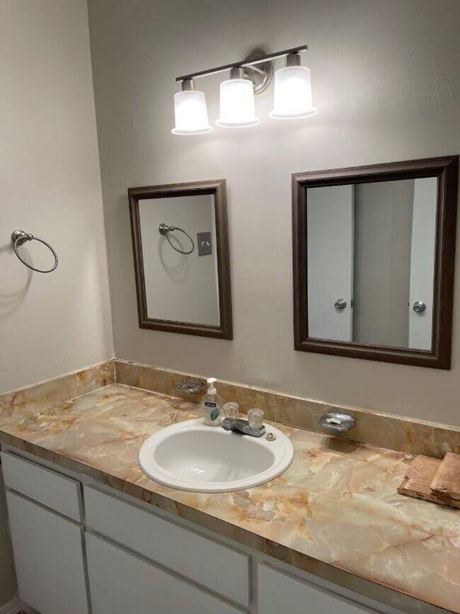 Foto del edificio - 3 bed 2 baths in Lawton! Cute and cozy hug...