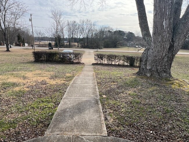 Building Photo - 2 bed 1 bath duplex