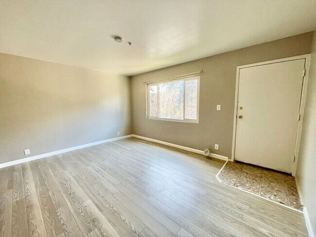 Foto del edificio - Charming Updated 1-Bedroom Apartment in Downtown Santa Rosa – $1,650/month