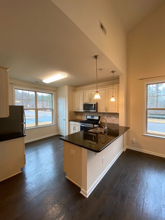 Foto del edificio - Beautiful 3 bed, 2.5 bath end unit townhome close to Duke!