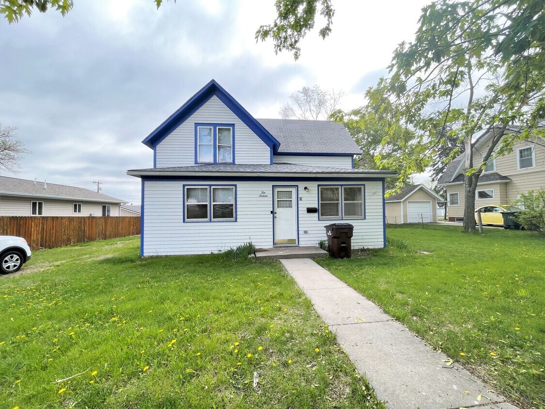 1016 S Duff St, Mitchell, SD 57301 House Rental in Mitchell, SD