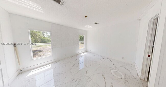 Foto del edificio - 720 N Riverside St