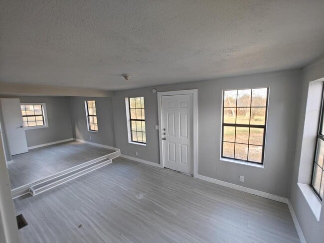 Building Photo - 307 W Gentry St