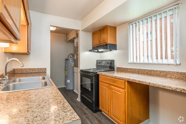 2BR, 1BA - 925SF - Kitchen - Wilmington Pointe