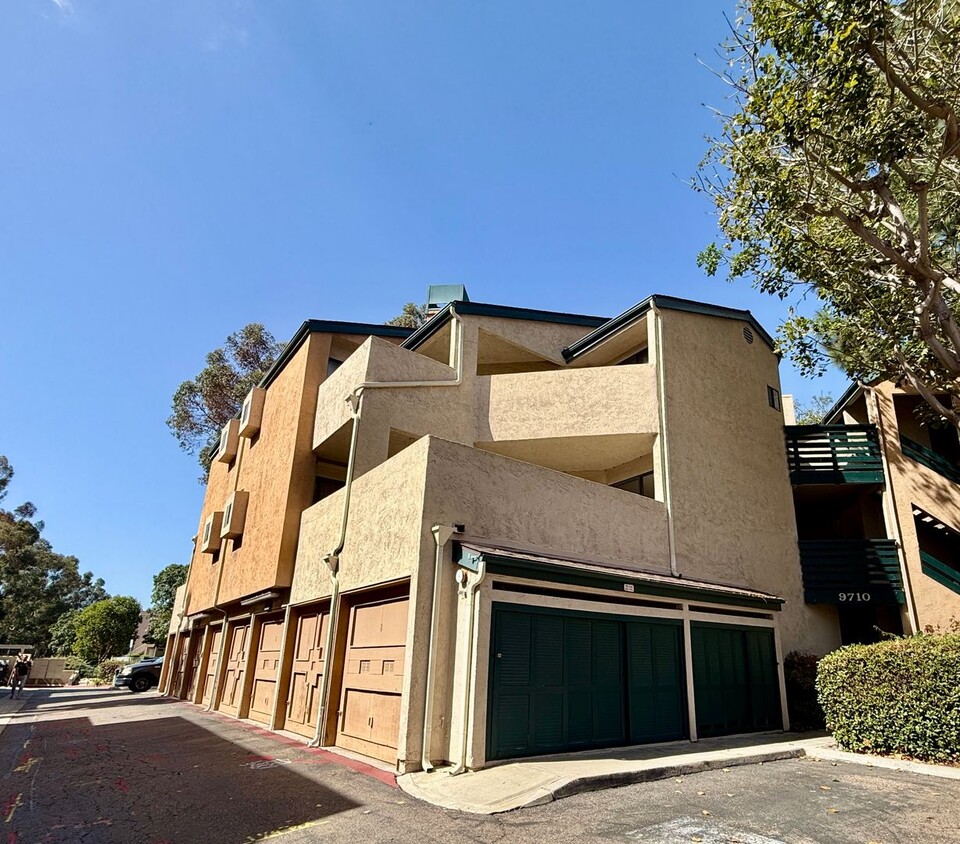 Primary Photo - Spacious 2 Bdrm, 2 Bath Condo with 2 car g...