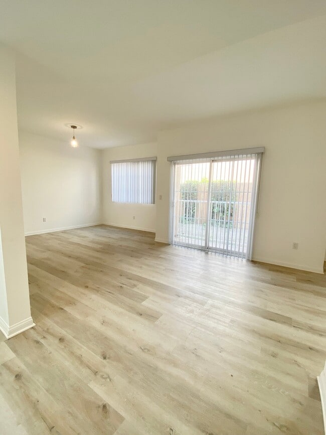 Building Photo - 9731 Vesper Ave