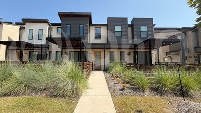 Building Photo - 916 Emerling Dr