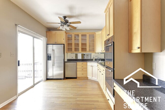 Building Photo - 2453 N Greenview Ave