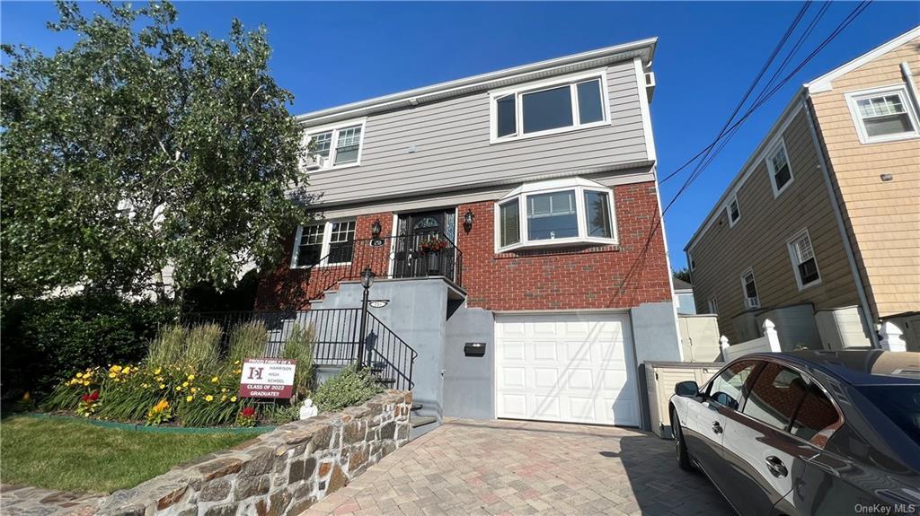 Primary Photo - 256 Gainsborg Ave E