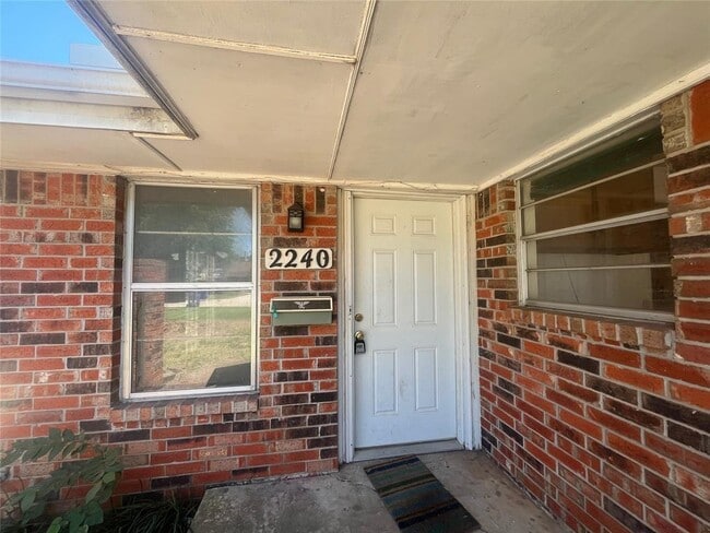 Building Photo - 2240 Donna Dr