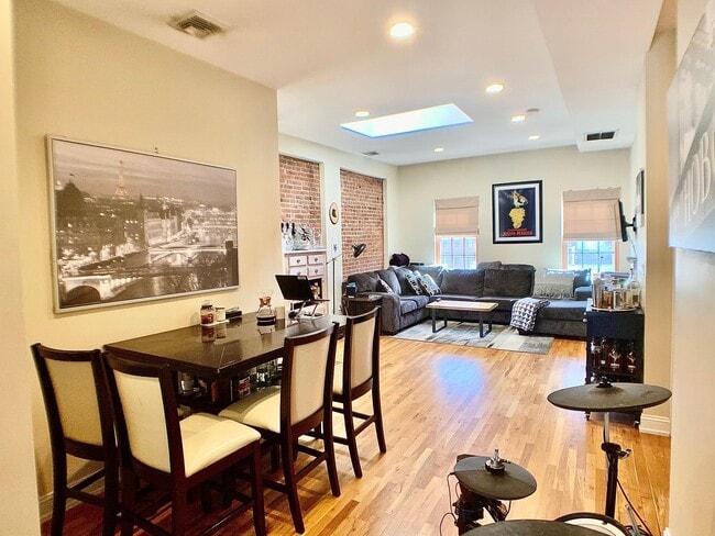 Building Photo - 304 Washington St