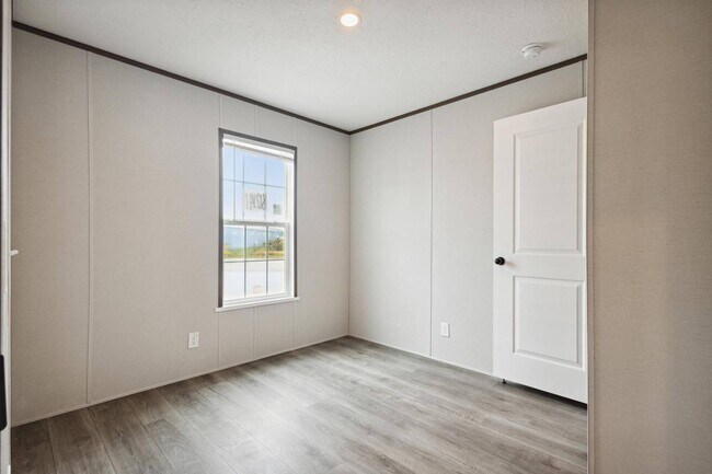 Building Photo - 10 Benjamin Ln