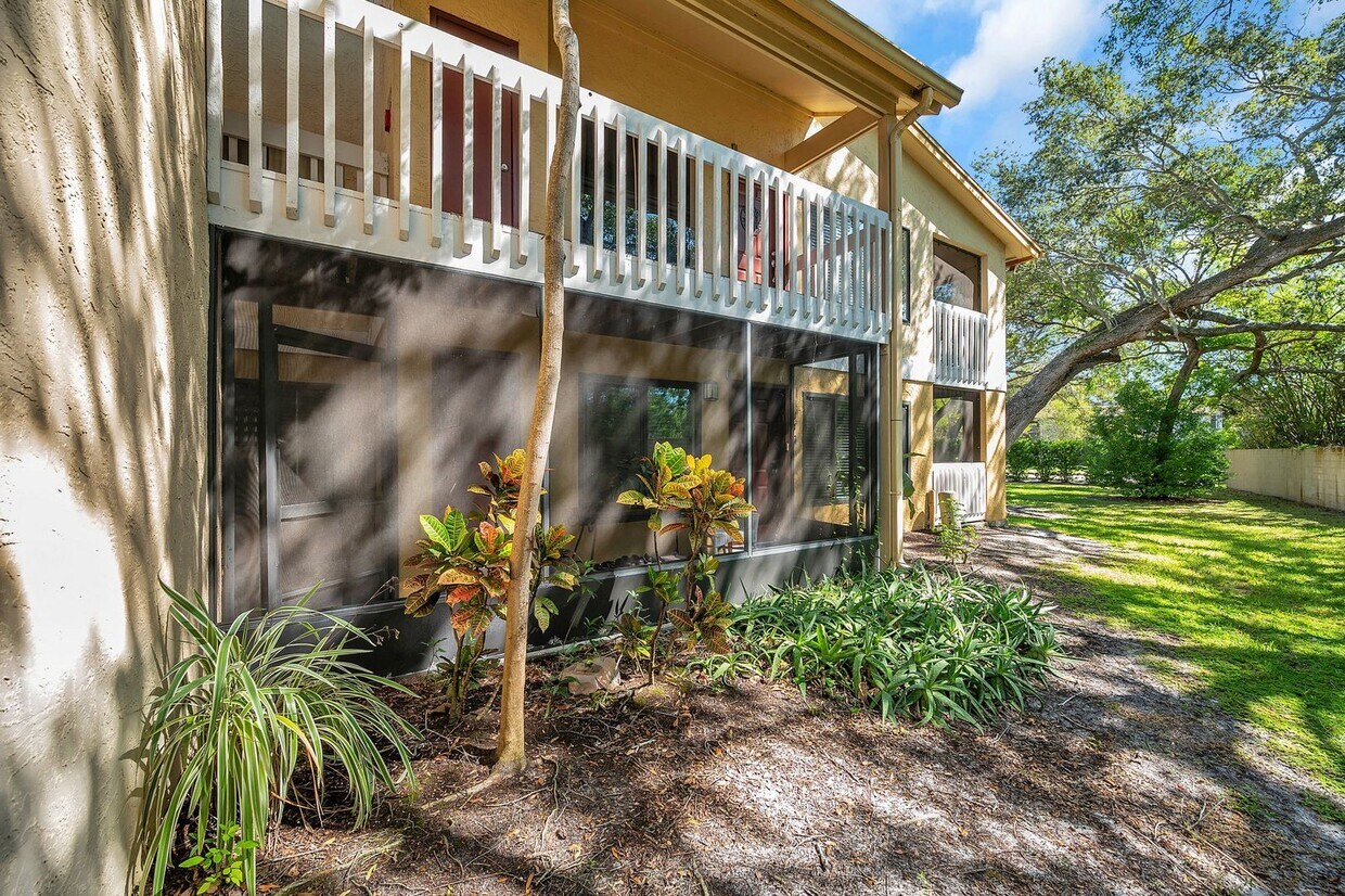 Foto principal - Quiet 3 bedroom 2 Bathroom Condo Unit in C...