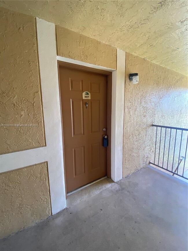 Building Photo - 351 Palm Way