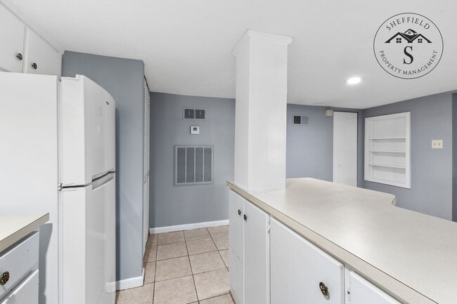 Building Photo - Charming 1 Bedroom, 1 Bath Duplex in Lakebottom – Ideal Location!