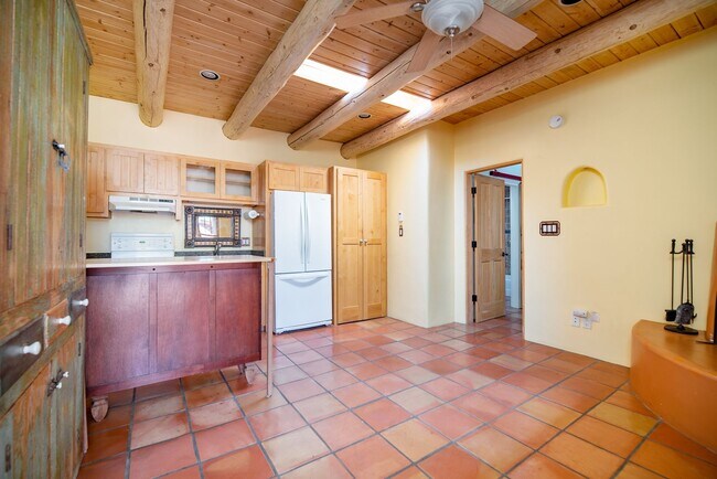 Building Photo - Downtown Private Condo Available Now!