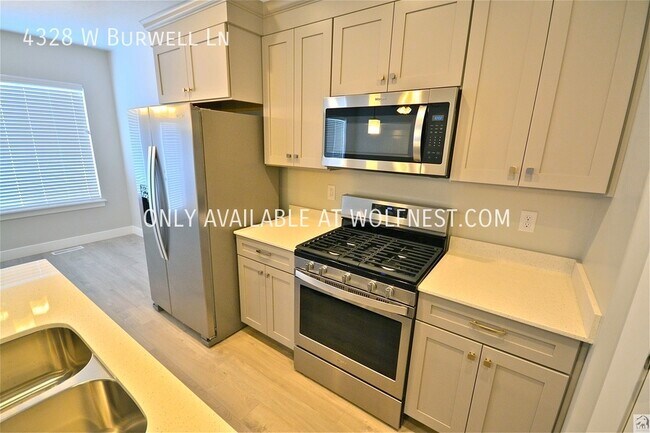 Foto del edificio - Luxurious 4 Bedroom Herriman Townhome! No ...