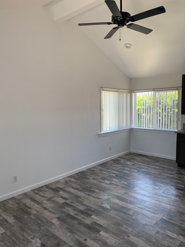 Building Photo - 619 N Hollywood Way