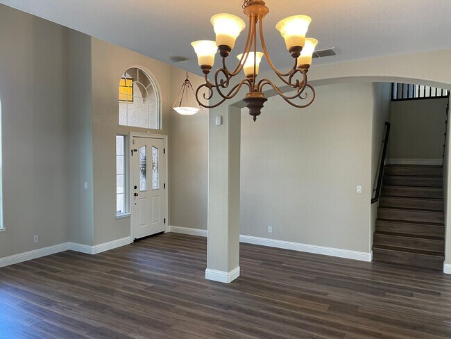 Foto del edificio - BEAUTIFUL 2-STORY HOME WITH POOL & 3 CAR GARAGE IN ROCKLIN!