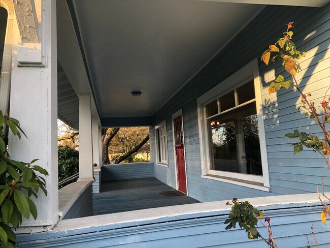 Foto del edificio - Large 4 bed/2 bath Farm House on River Rd.