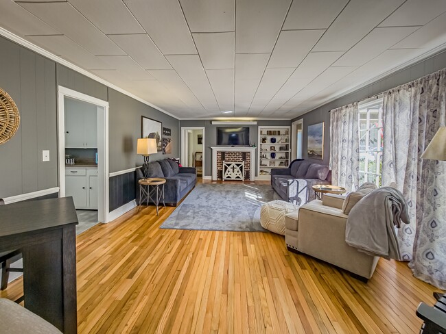 Building Photo - 405 12th St E