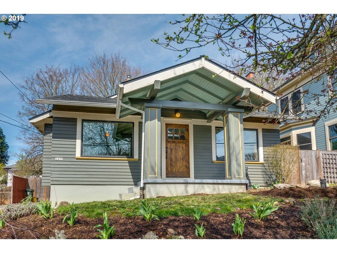 Foto principal - Inviting Home with Modern Appliances & Spa...